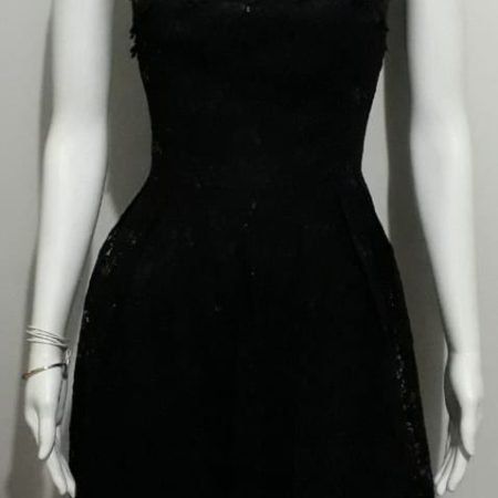 Vestido preto em renda